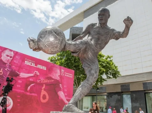 andres iniesta estatua Con Andrés Iniesta, estos son los futbolistas que tienen su propia estatua