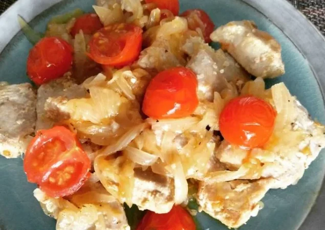 atun encebollado con tomatitos foto principal Merca2.es