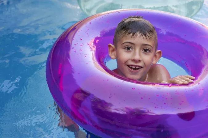 child having fun with floater pool Merca2.es