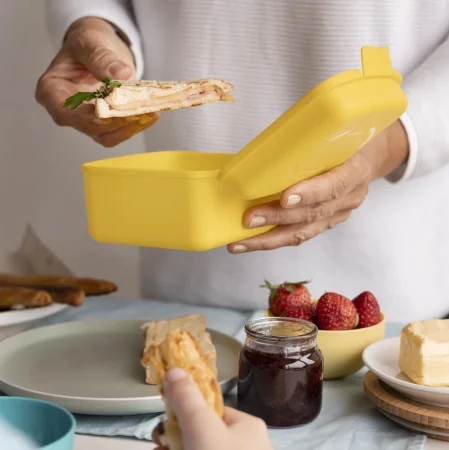 close up hands holding sandwich Merca2.es