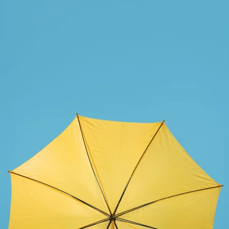 copy space yellow umbrella Merca2.es