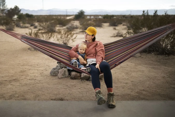 full shot woman kid hammock Merca2.es