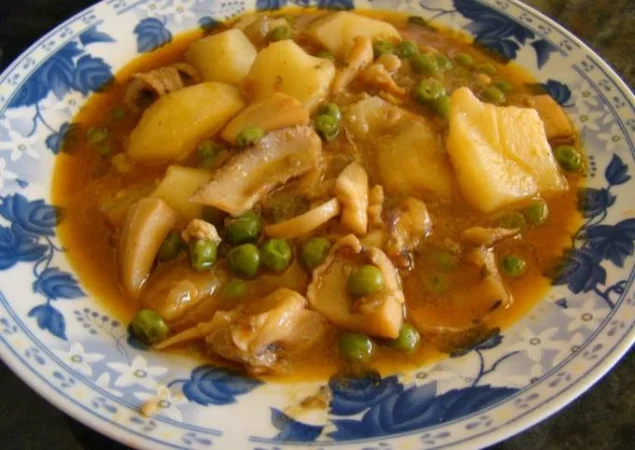 guiso de sepia con patatas foto principal Merca2.es