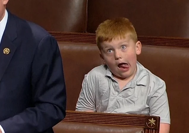 Hijo de un congresista de Estados Unidos, se vuelve viral por sus gestos durante el discurso de su padre