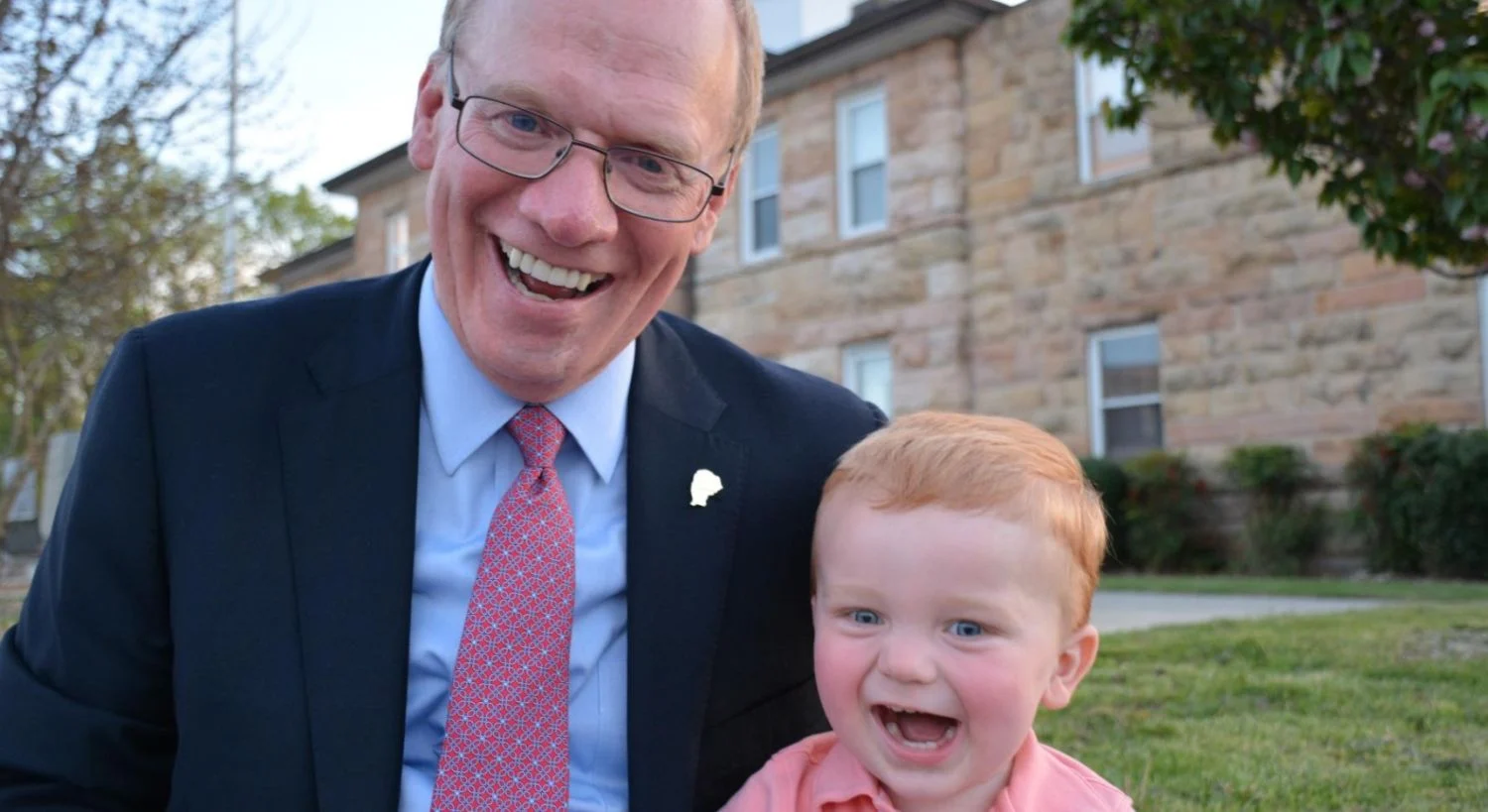 Hijo de un congresista de Estados Unidos, se vuelve viral por sus gestos durante el discurso de su padre