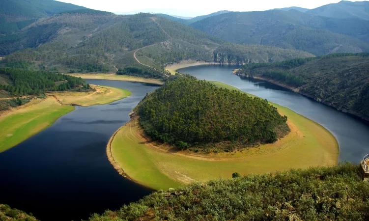 Los mejores destinos de viaje sin playa de España para escaparse este verano 7 Merca2.es meandro melero 1920 0 Merca2.es