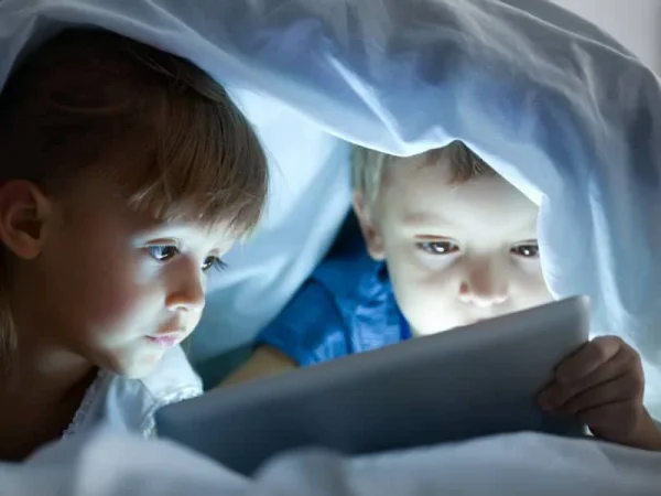 Riesgos del excesivo uso de pantallas en niños: lo que necesitas saber 1 Merca2.es Impacto del uso de pantalas en la salud