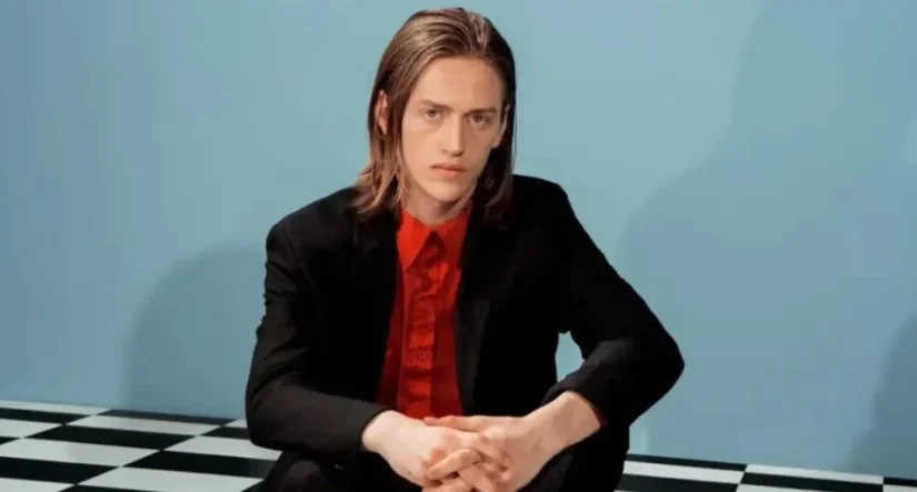 Una estrella de la serie de Netflix, 'Merlina', fue despedida tras recibir denuncias graves de abuso 1 Merca2.es Una estrella de Merlina fue despedida luego de recibir denuncias graves de abuso