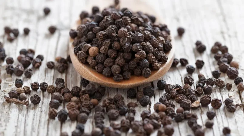 El increíble impacto de la pimienta en tu salud que debes conocer 1 Merca2.es La pimienta negra como aliado para tu organismo