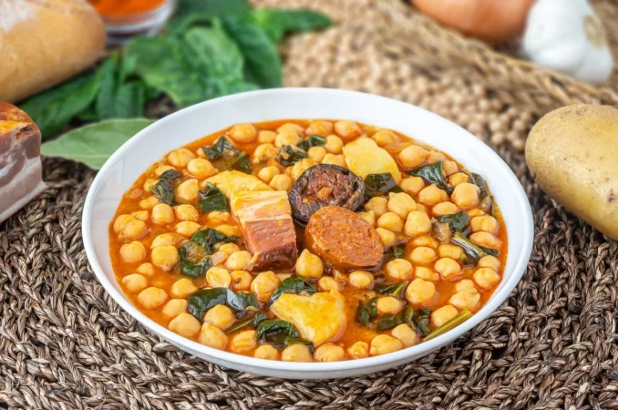 potaje de garbanzos con chorizo morcilla y panceta Merca2.es
