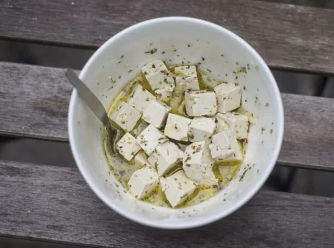 prepara-tofu-en-fetas-en-casa Prepara tofu en fetas al estilo mediterráneo en casa y sorprende a todos