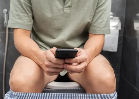 reducir-el-tiempo-sentado-bano Por qué deberías reducir el tiempo que pasas sentado en el baño