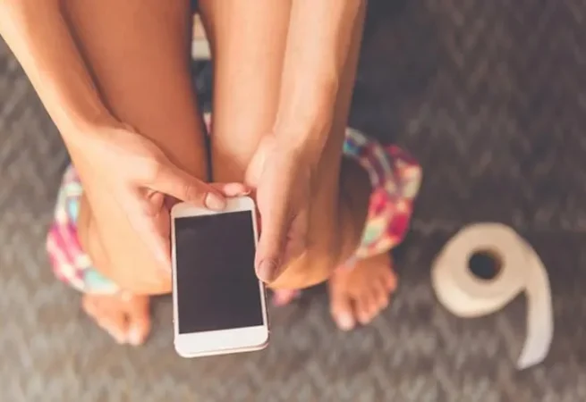 Por qué deberías reducir el tiempo que pasas sentado en el baño 1 Merca2.es ¿Por qué deberías reducir el tiempo que pasas sentado en el baño?