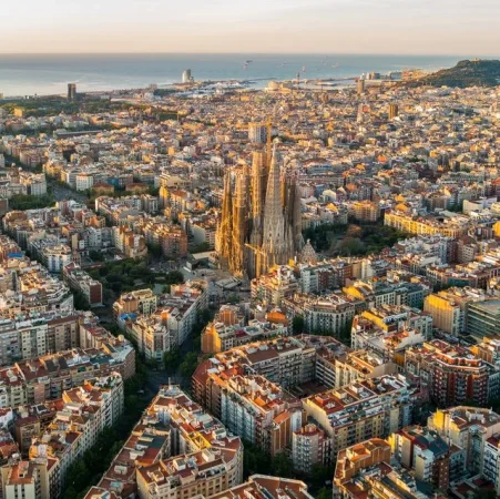 sagrada familia and barcelona skyline at sunrise royalty free image 1690200169 Merca2.es