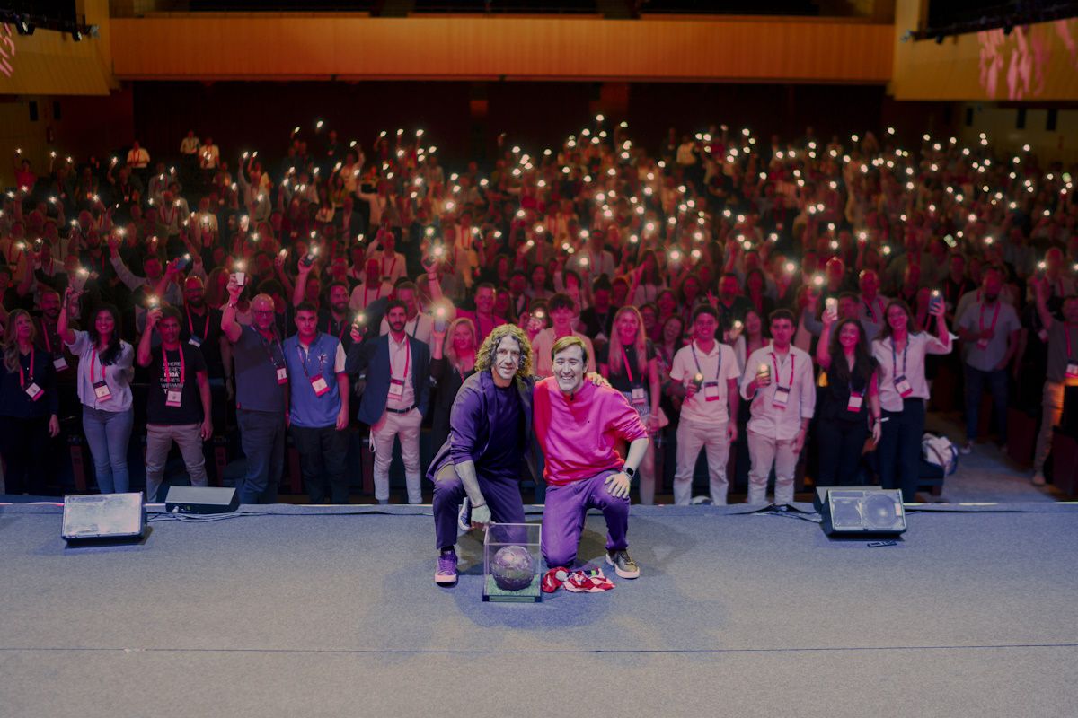 Carles Puyol recibe el ‘Balón de la Calle’ en homenaje a su trayectoria durante el VTEX CONNECT EUROPA