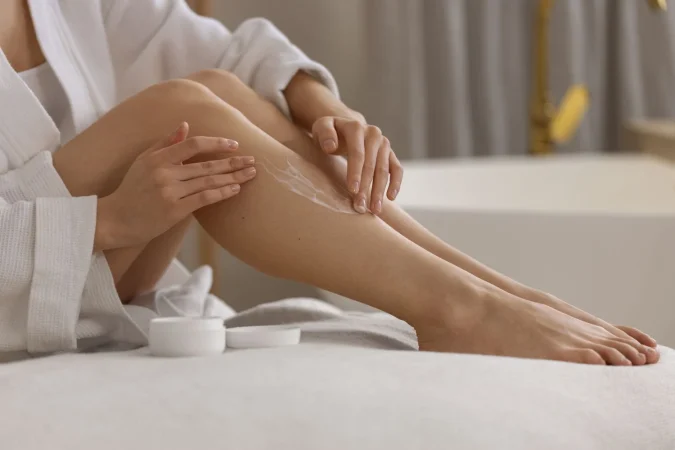 17 años después esta crema corporal de Mercadona sigue siendo todo un éxito de ventas 13 Merca2.es side view woman using cream Merca2.es