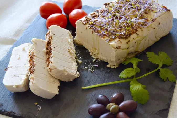 Prepara tofu en fetas al estilo mediterráneo en casa y sorprende a todos 1 Merca2.es Prepara tofu en fetas al estilo mediterráneo