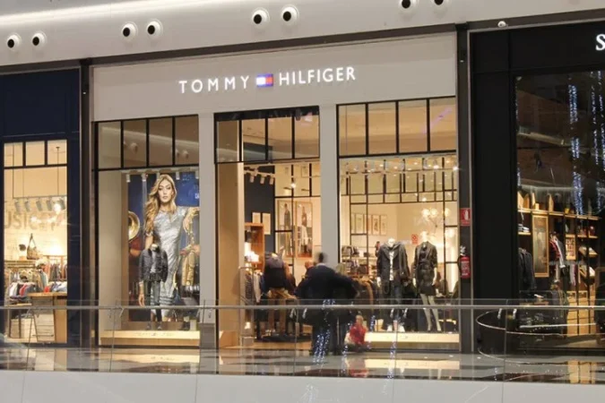 La salida del director financiero eleva el riesgo de transición en la matriz de Tommy Hilfiger, según Jefferies 2 Merca2.es tommy hilfiger Merca2.es