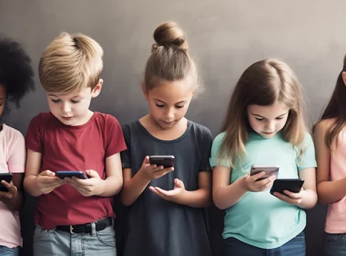 Escrivá-uso-pantallas-niños-La importancia de educar y 'conectar' con nuestros hijos desde el ejemplo Escrivá- Riesgos del excesivo uso de pantallas en niños: lo que necesitas saber-La importancia de educar y 'conectar' con nuestros hijos desde el ejemplo