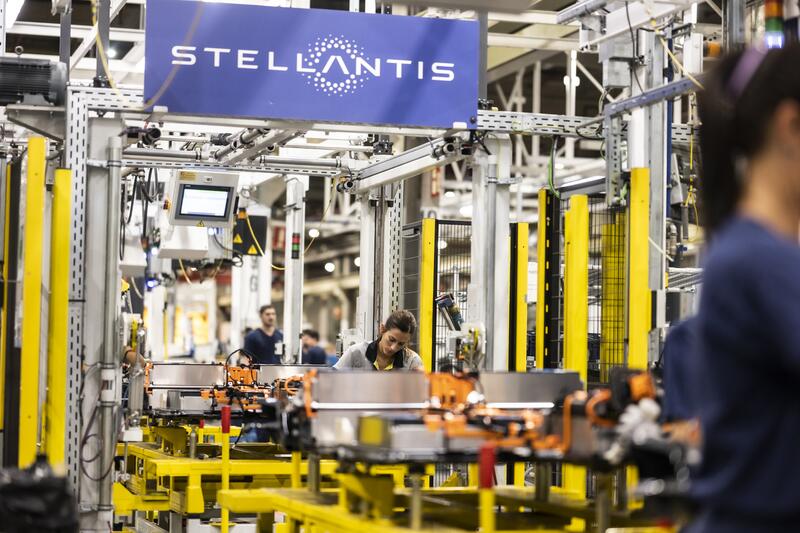 Stellantis apuesta por la sostenibilidad: Incorpora el primer lubricante europeo hecho de aceite regenerado