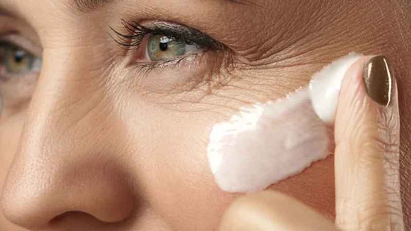 Secretos de famosas: qué usan en lugar de retinol para evitar arrugas 2 Merca2.es Los beneficios del retinol en la cara