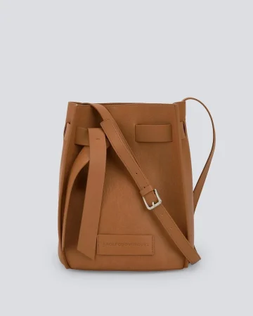 Bolso de hombro tipo hobo de material reciclado en textura grano