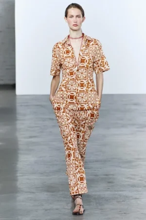 CAMISA ESTAMPADA y PANTALÓN PIJAMERO ESTAMPADO ZW COLLECTION