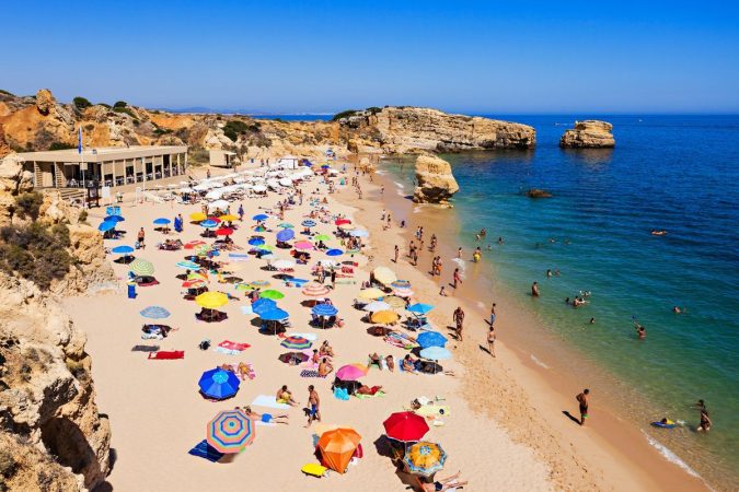 DEST PORTUGAL FARO ALBUFEIRA PRAIA DE SAO RAFAEL GettyImages 538897772 Universal Within usage period 30816 1 Merca2.es