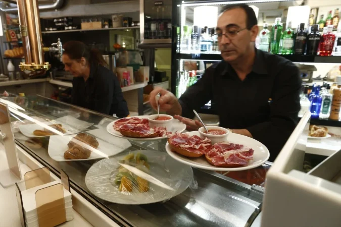 EuropaPress 6066638 trabajador trabajando camarero bar autonomo consumo tapas cafeteria precios Merca2.es