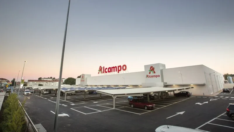 Alcampo se desmarca de Eroski, Dia y Carrefour al incumplir el precio máximo 3 Merca2.es Fachada tienda Alcampo e1682351921750 Merca2.es