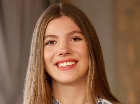 Infanta-Sofia-maquillaje Mango arrasa con el vestido asimétrico de la infanta Sofía: ¡Ahora con un 50% de descuento!