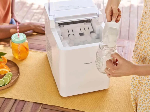 Lidl tiene el electrodoméstico ideal para disfrutar del verano en familia y por sólo 12 euros 27 Merca2.es Máquina de cubitos de hielo 2,1 L 105 W