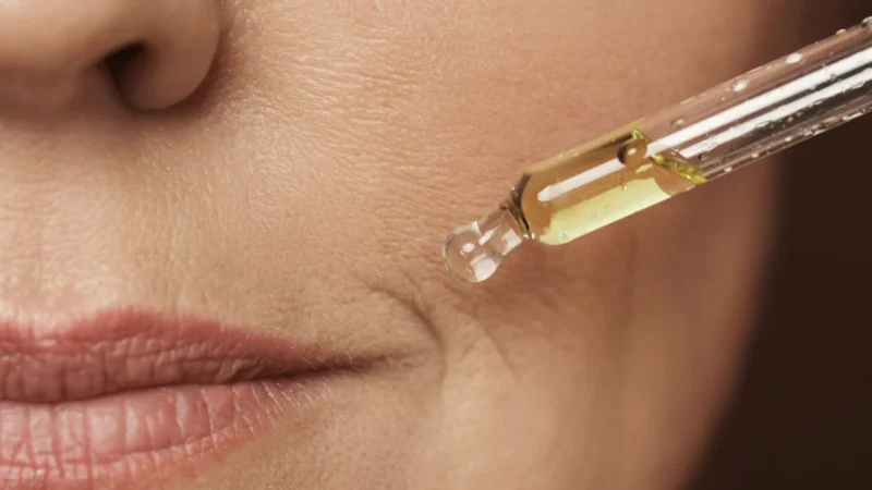 Secretos de famosas: qué usan en lugar de retinol para evitar arrugas 5 Merca2.es El retinol es mágico y tienes que probarlo