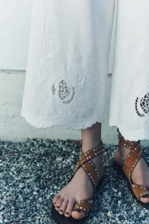 SANDALIA PLANA SERRAJE TACHAS