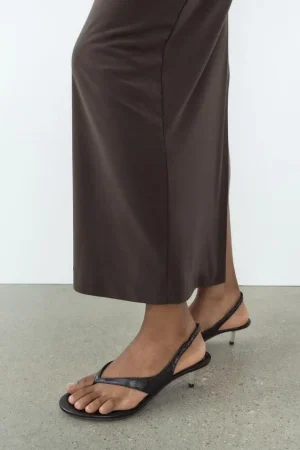 SANDALIA TIRA TACÓN METALIZADO