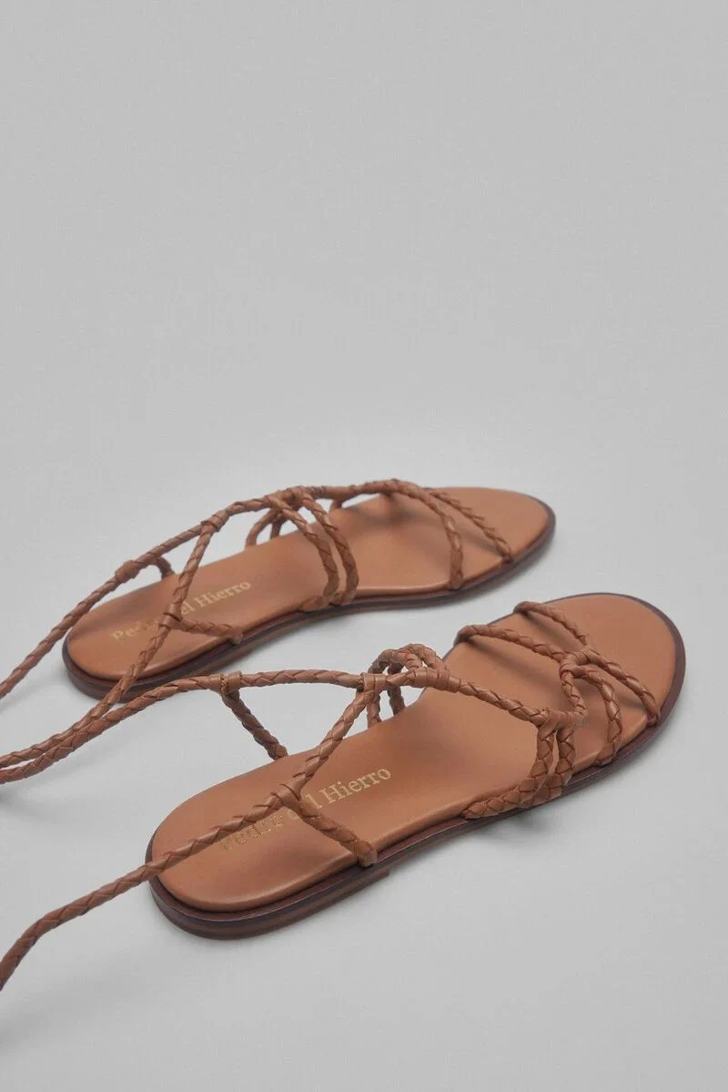 Sandalia trenzada plana