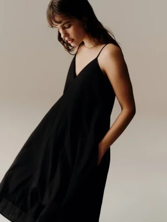 Vestido midi con corte trapecio de The Edit