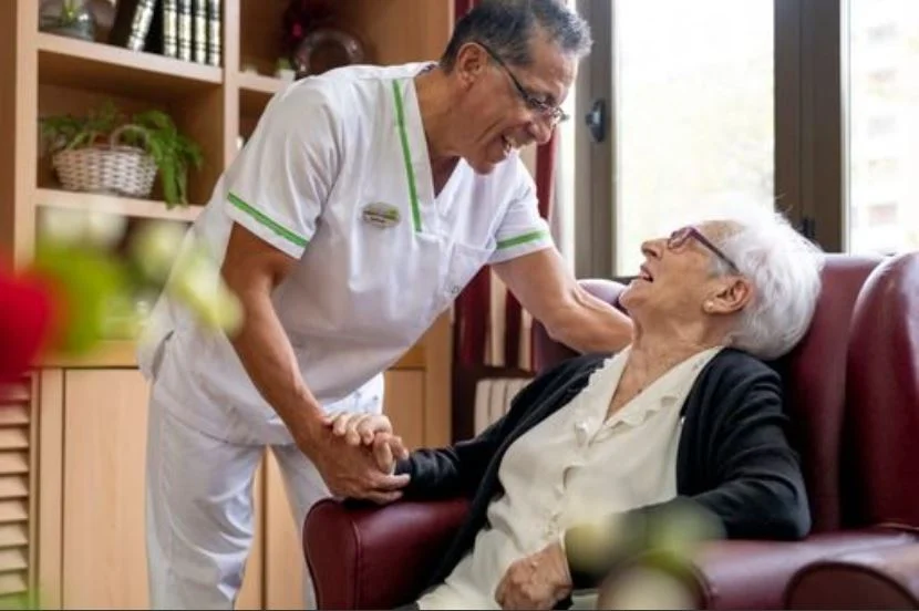 Teleasistencia, estancias temporales en residencias e iniciativas colaborativas para la atención de mayores y respiro familiar en verano