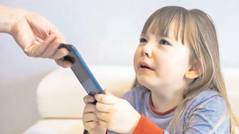 Adiós a la adicción digital: 3 hábitos para que tus hijos disfruten de la vida real 1 Merca2.es Adicción digital: uso problemático de pantallas