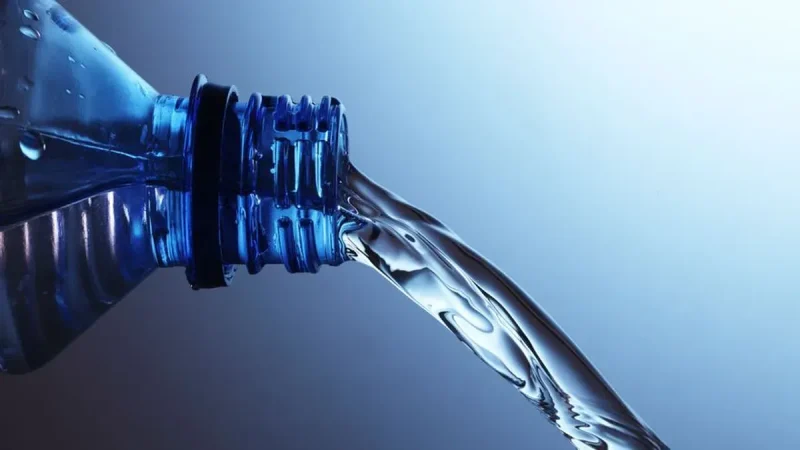 El truco para mantener el agua fría en tu botella durante todo el día 12 Merca2.es la mentira del agua saludable Merca2.es