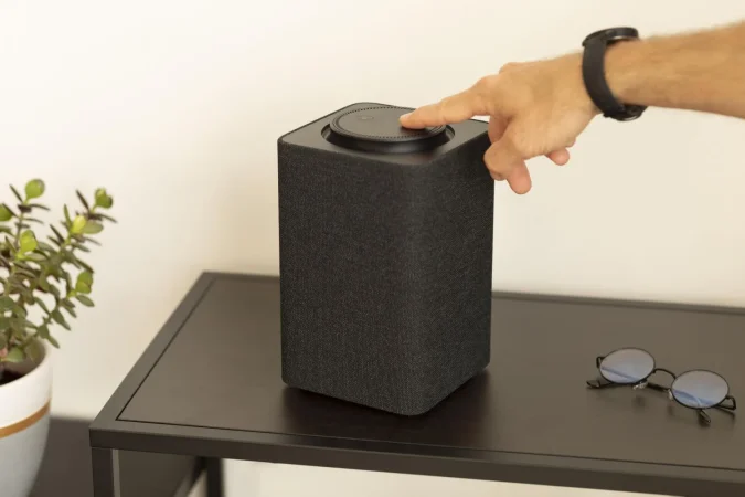 man using smart speaker Merca2.es