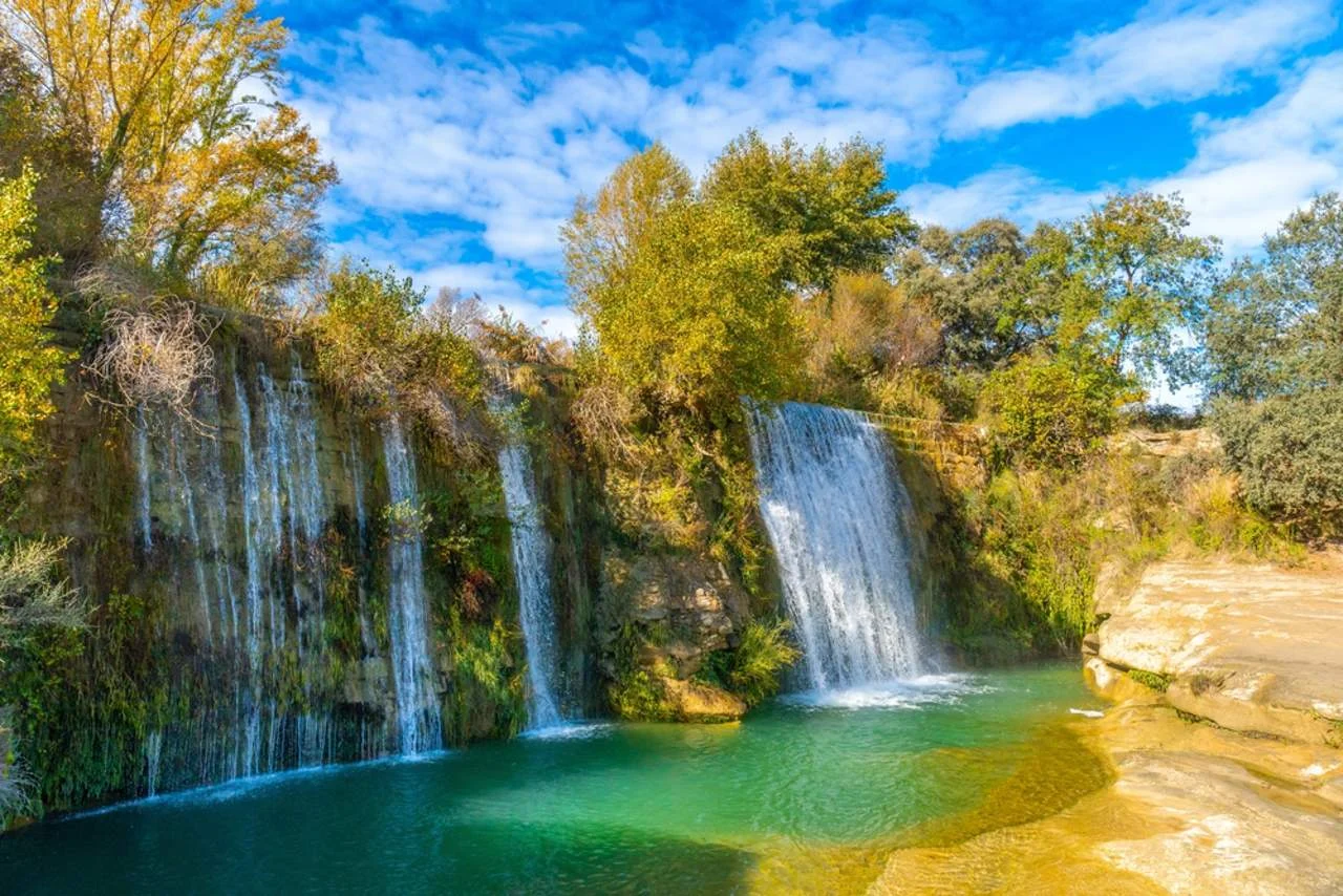 Descubre este paraíso oculto: la mágica piscina natural de Huesca con una espectacular cascada