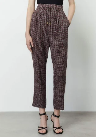 El Corte Inglés tiene los pantalones más fresquitos y cómodos de Sfera para vestir bien este verano 22 Merca2.es 2024072614053548424 Merca2.es