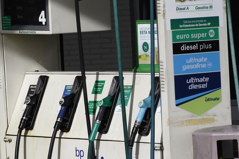 Alivio para los bolsillos: Los precios de los combustibles acumulan cuatro semanas de caídas y marcan mínimos del verano
