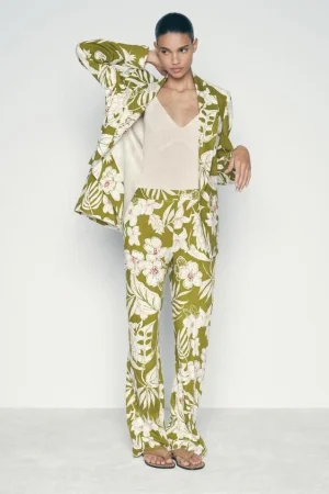Blazer y Pantalón Estampado Floral con Lino: Elegancia Veraniega de Zara