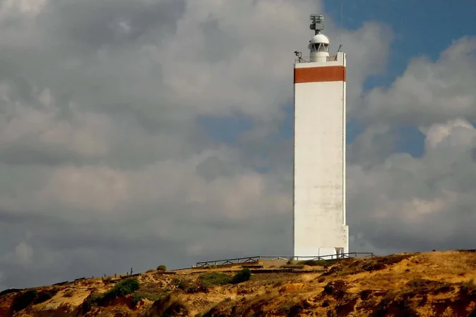 La curiosa historia de Mario Sanz, de un bar de Vallecas a ser el último farero del Cabo de Gata 1 Merca2.es Ser farero: El guardián de la luz y la memoria