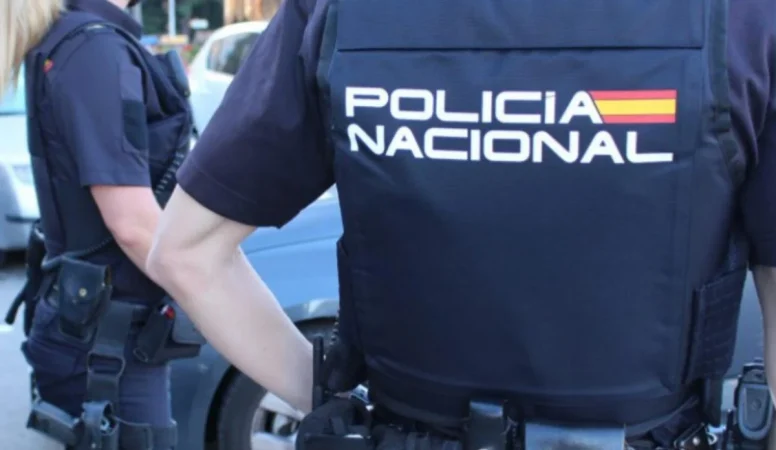 Plex y El Xokas se convierten en policías por un día y nos enseñan lo duro que es 1 Merca2.es Una noche patrullando las calles: el lado más humano de la policía