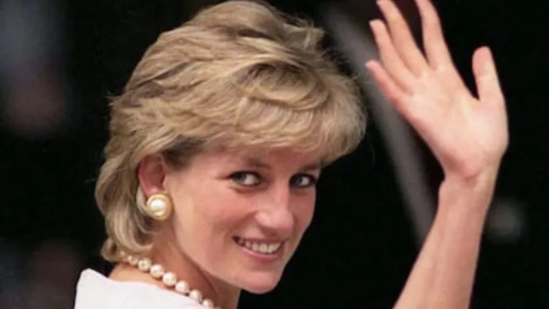 Cartas de Lady Di escritas de su puño y letra se venden en subasta por más de 60 mil euros 2 Merca2.es Un tesoro histórico de Lady Di que alcanza cifras sorprendentes