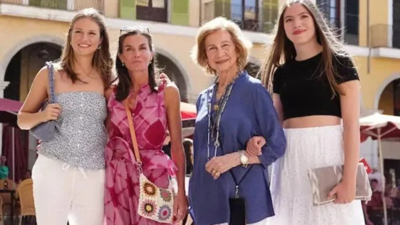Estilo juvenil y básico: los secretos de moda de Leonor y Sofía para este verano 1 Merca2.es La princes Leonor y la infanta Sofía con looks básicos y modernos