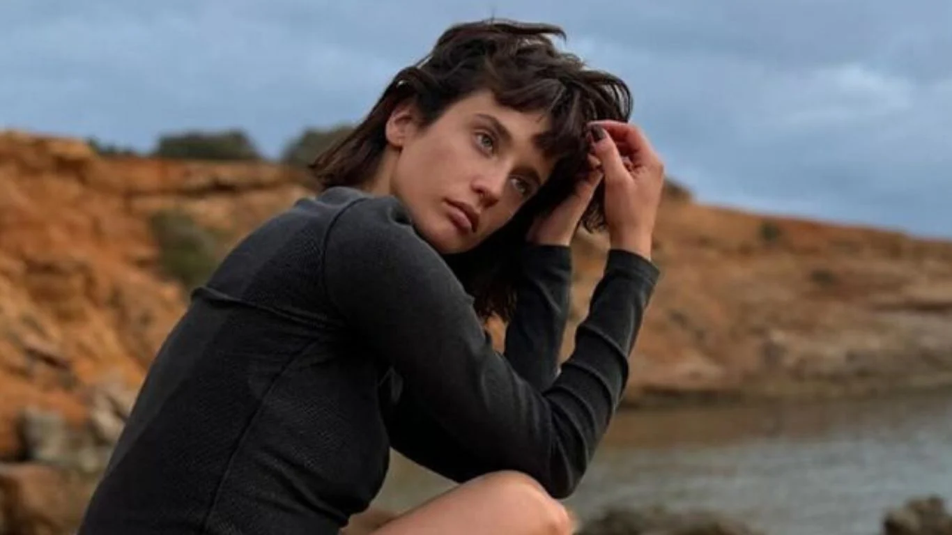 Bershka saca la camiseta sin sujetador de María Pedraza por menos de 40 euros
